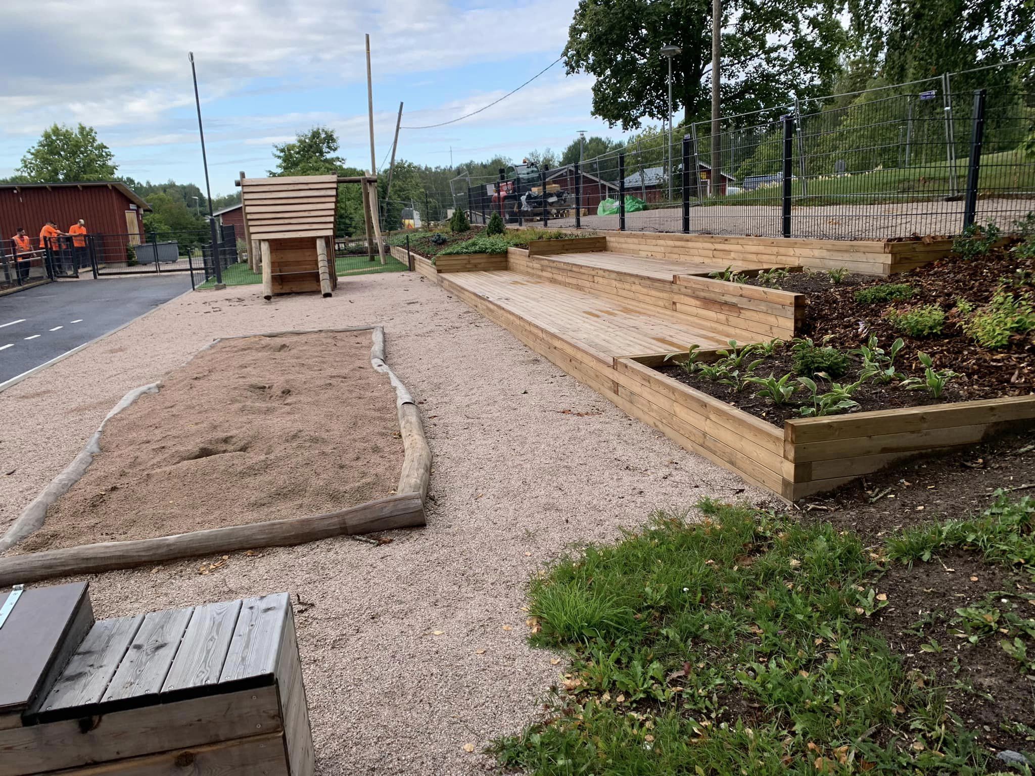 Hiekkalaatikko päiväkodin pihalla